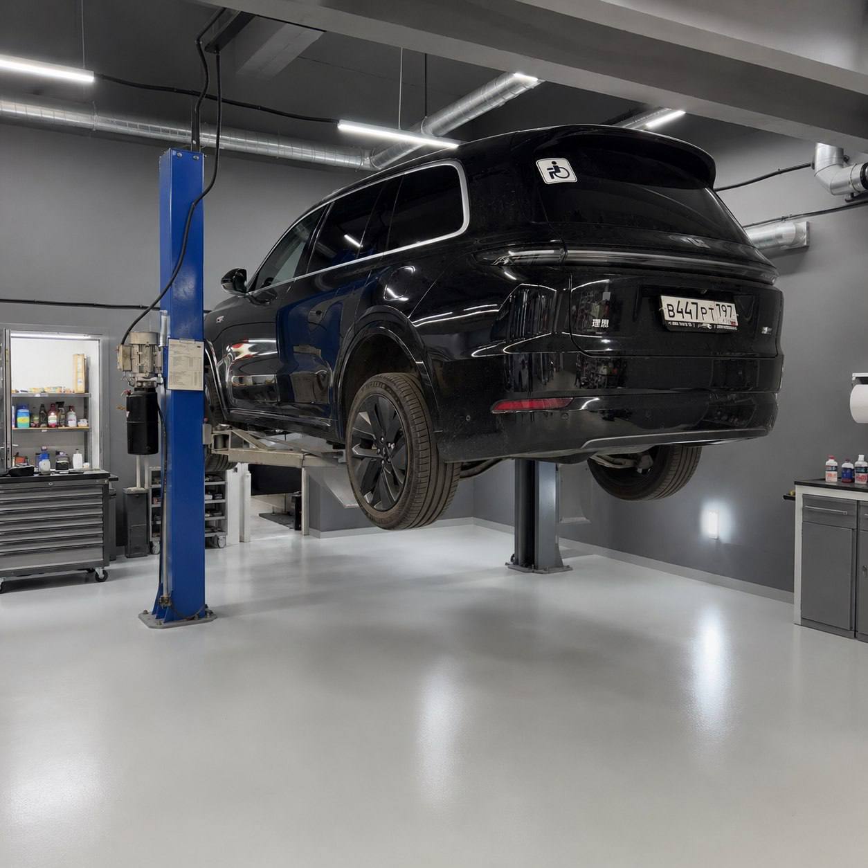 Мастерская LegoGarage: автомобиль Li Auto на подъёмнике